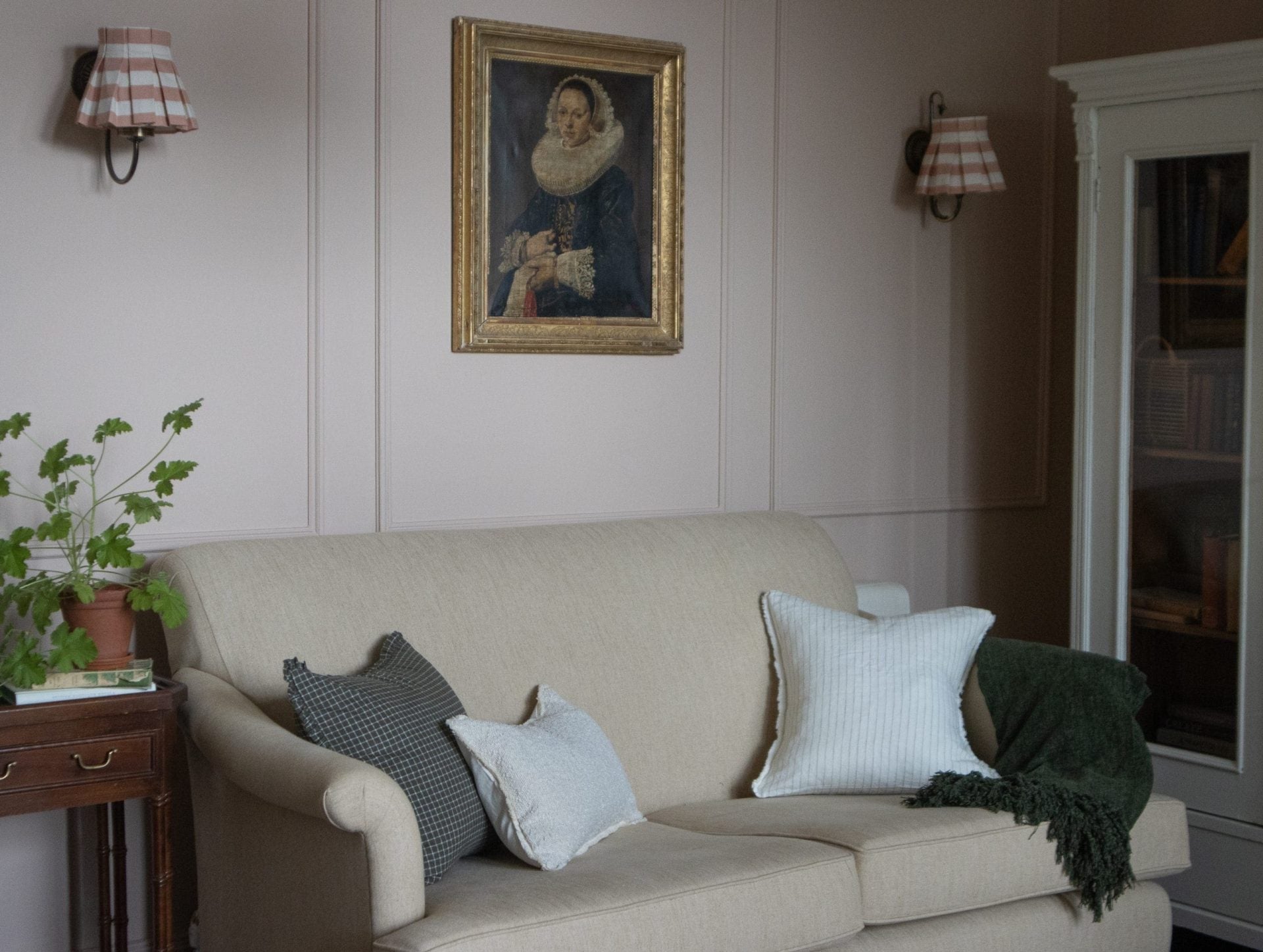 How to arrange cushions on your sofa