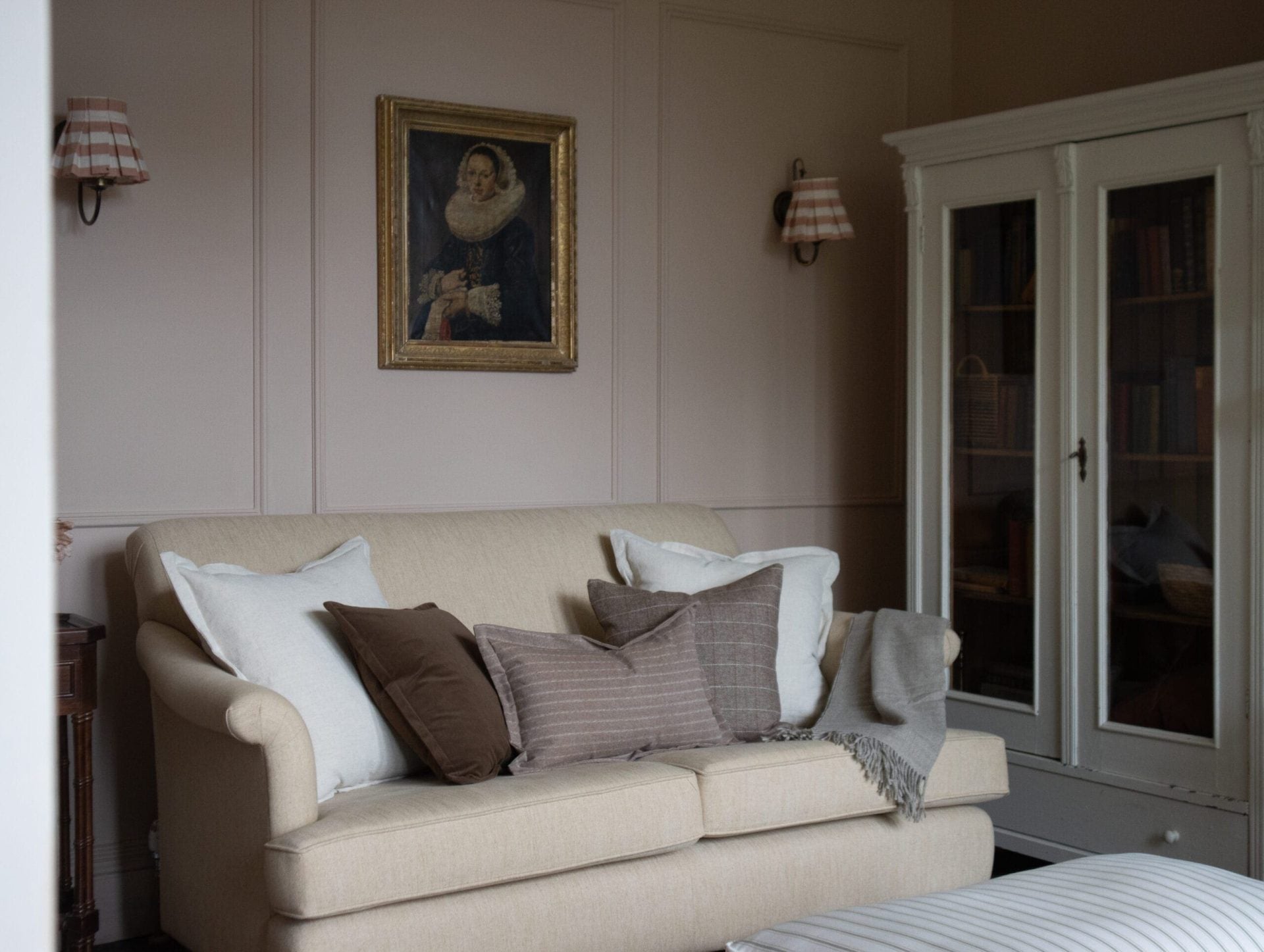how to arrange 5 cushions on a sofa