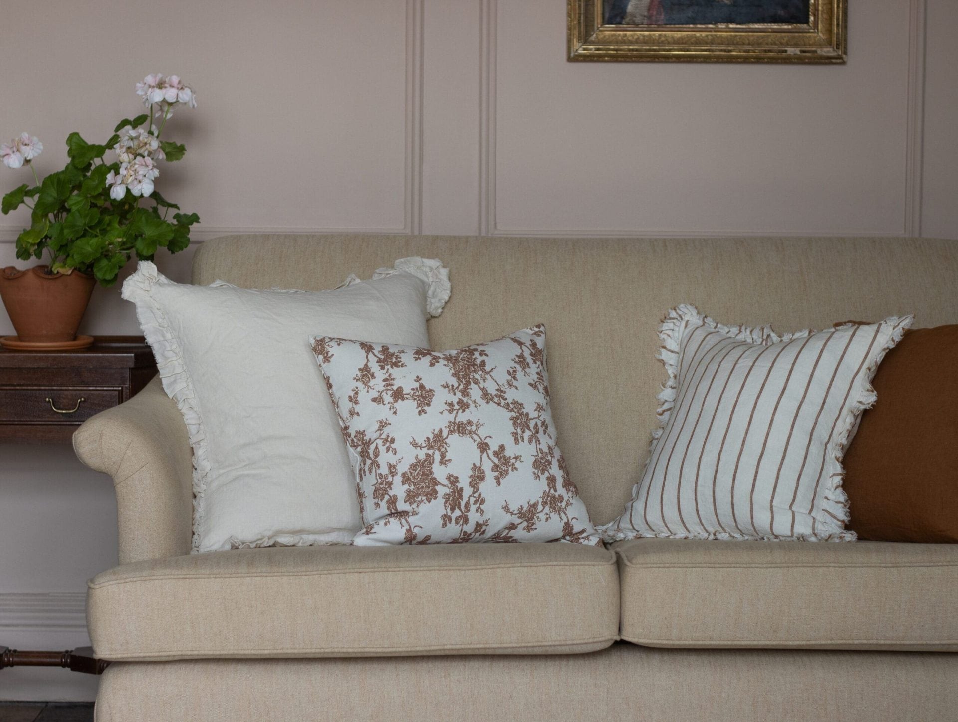 How to arrange cushions on a sofa