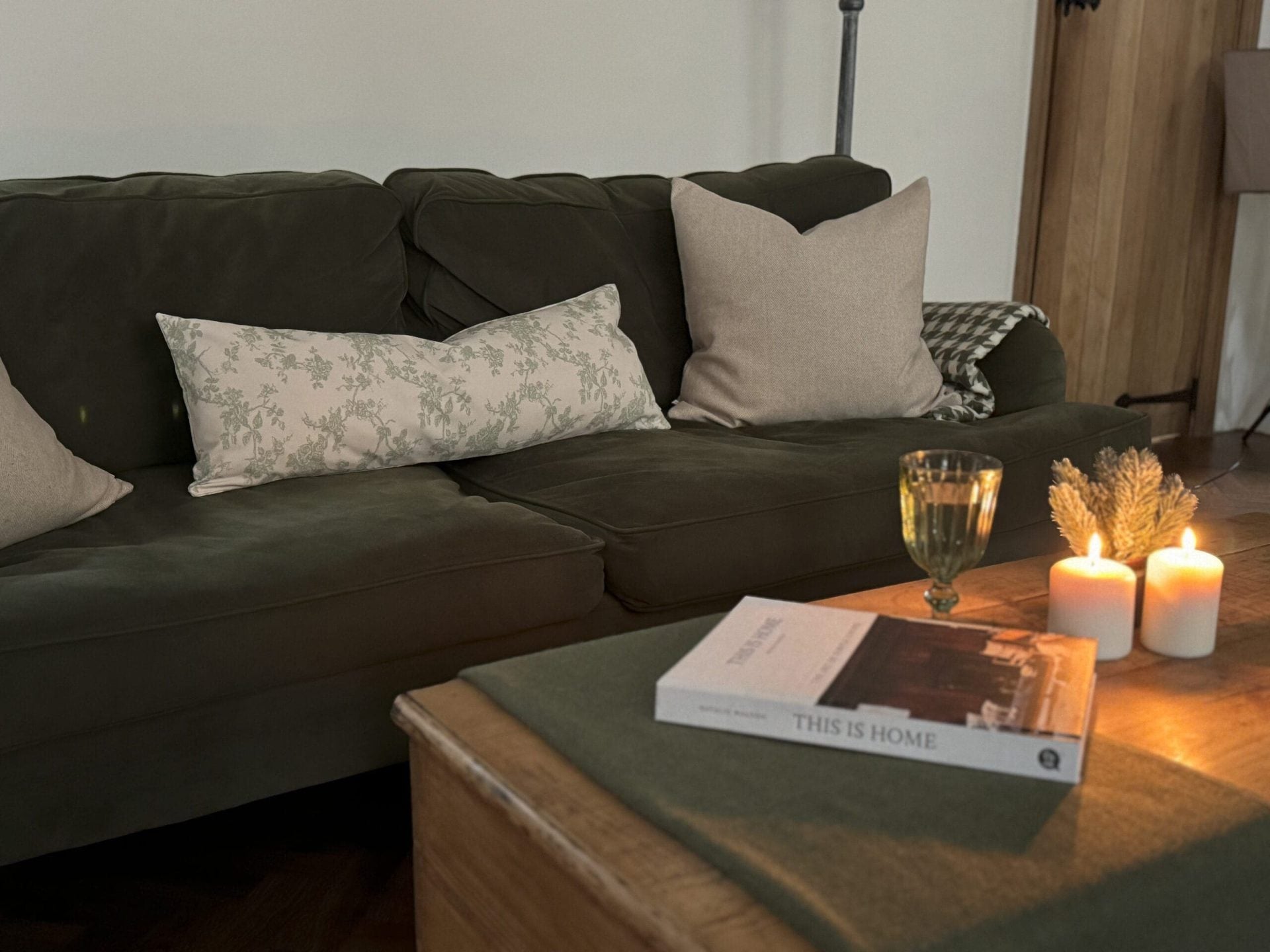 What cushions go with a green sofa