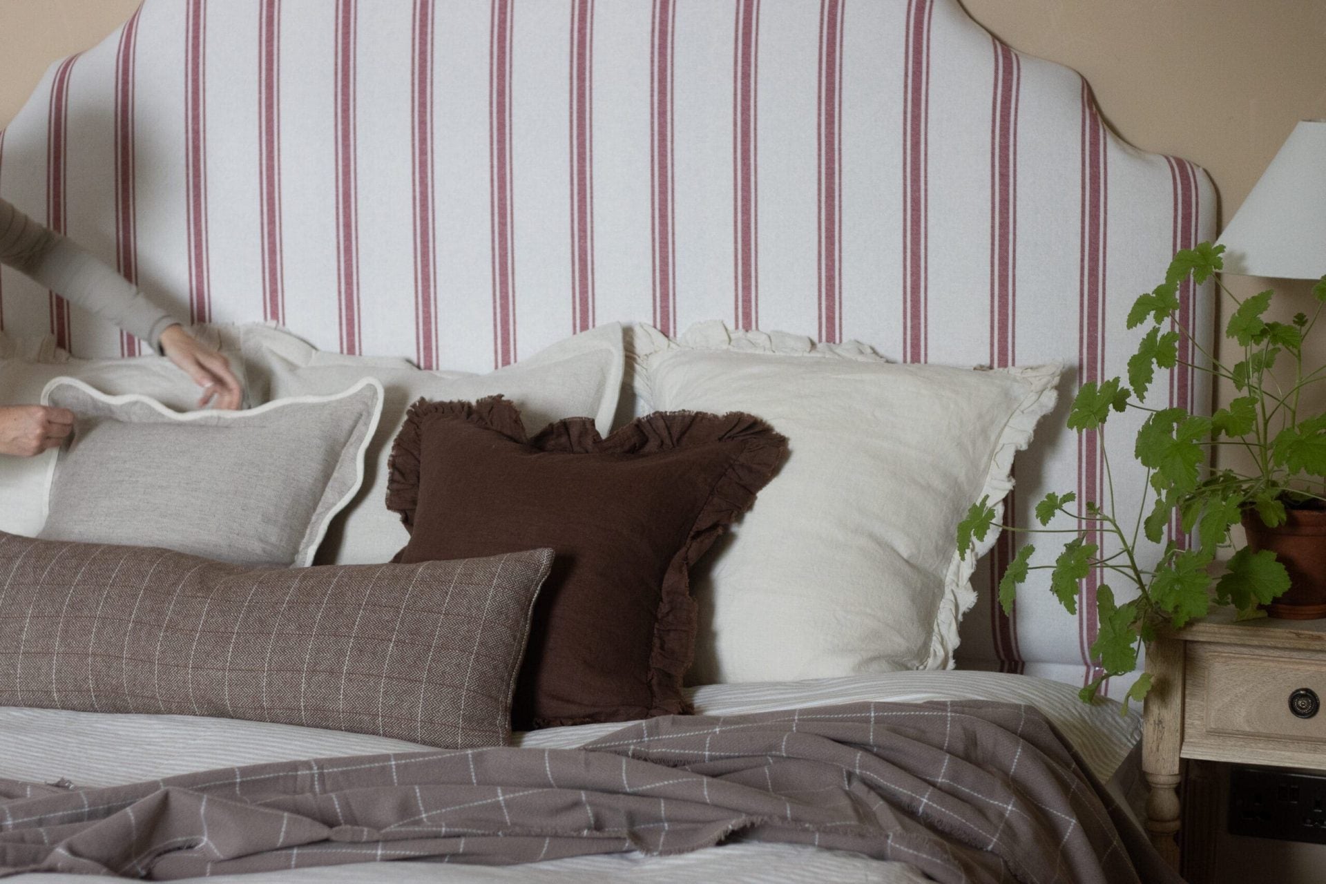 How to arrange cushions on a king size bed