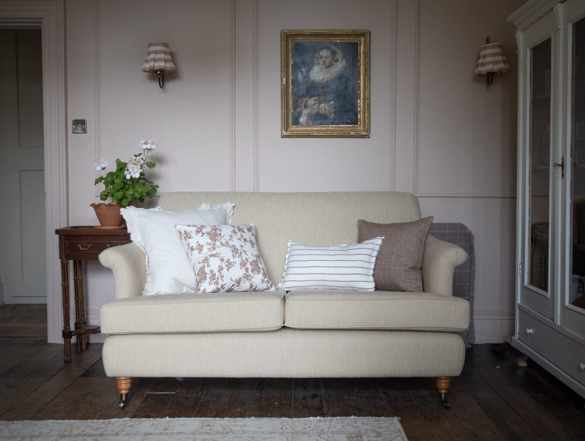 what colour cushions go with a cream sofa