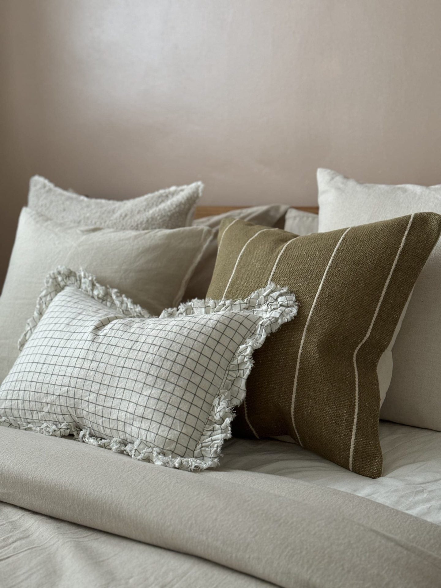 How to arrange cushions on a double bed