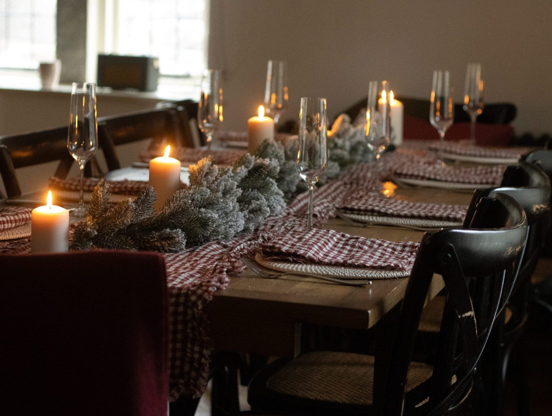 How to decorate a christmas table