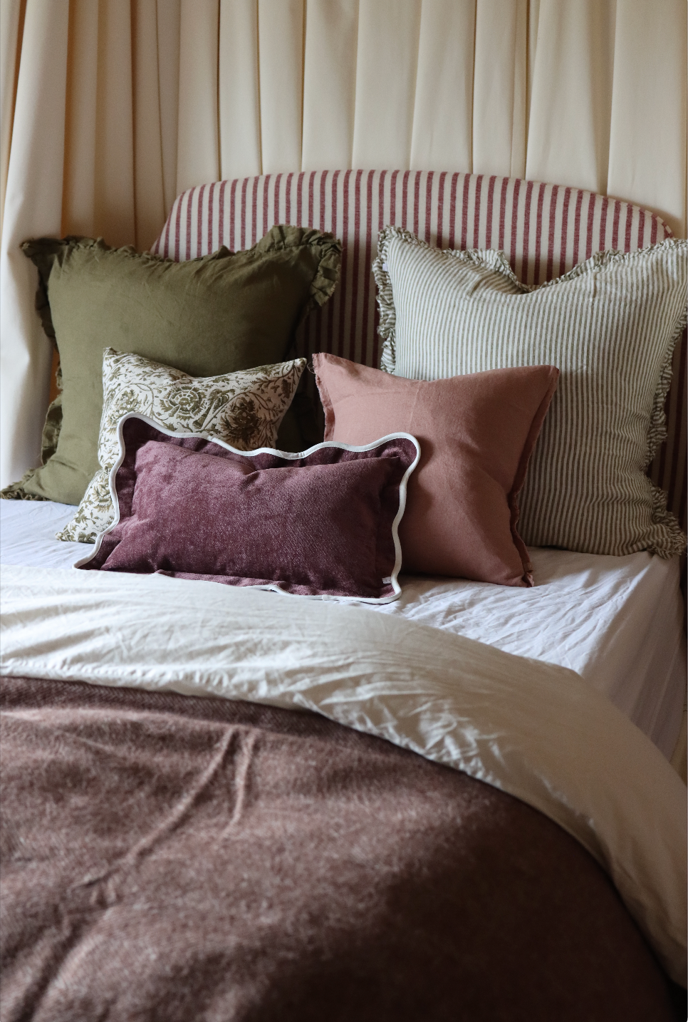 How to Arrange Cushions on a Double Bed