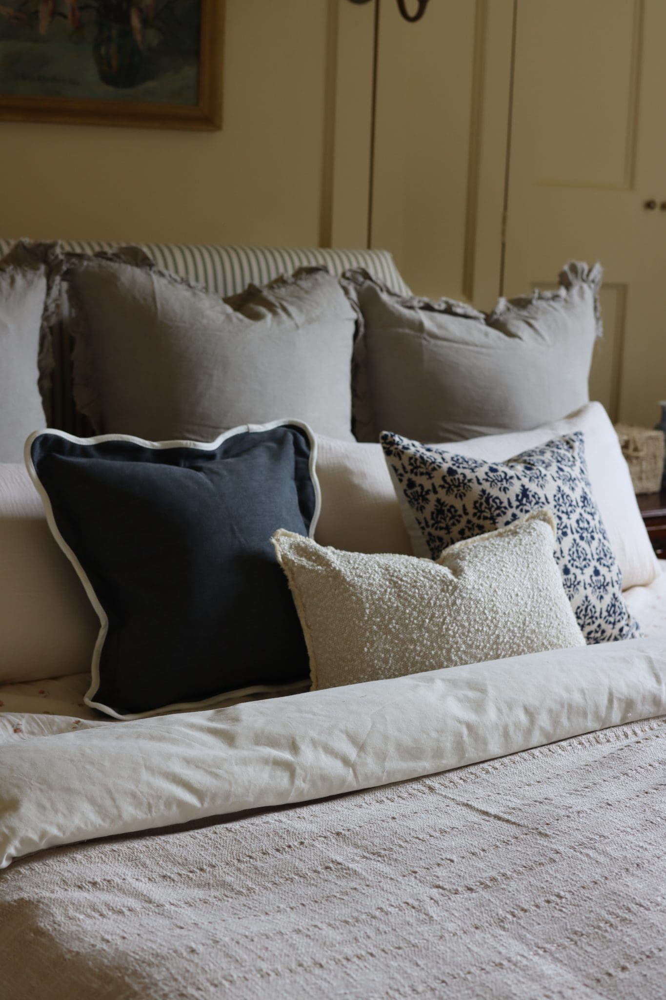 what colour cushions go with a navy sofa?